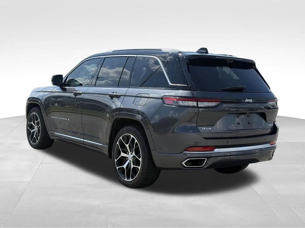 Used 2023 Gray Jeep Summit Reserve image 3