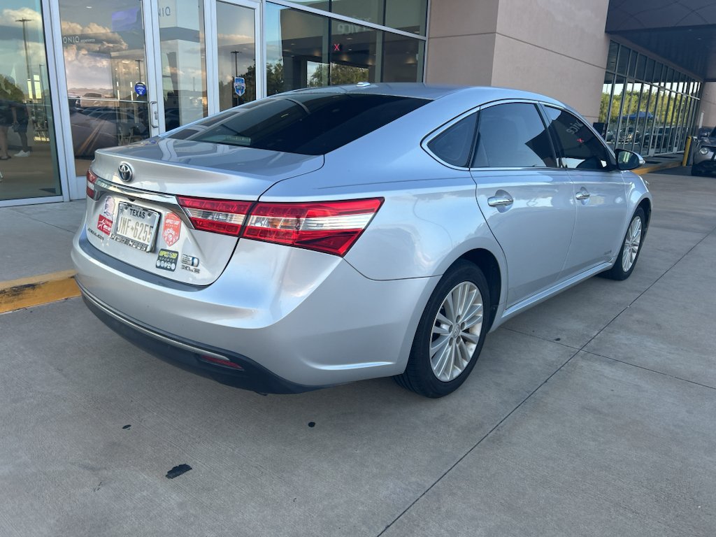 Used 2014 Classic Silver Metallic Toyota XLE Touring image 3