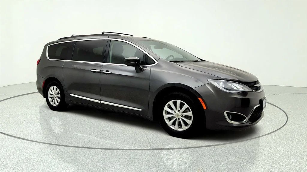 Used 2017 Granite Crystal Metallic Clearcoat Chrysler Touring-L 4dr Wagon 8-Seater w/ SafetyTec & Uconnect 8.4 image 3