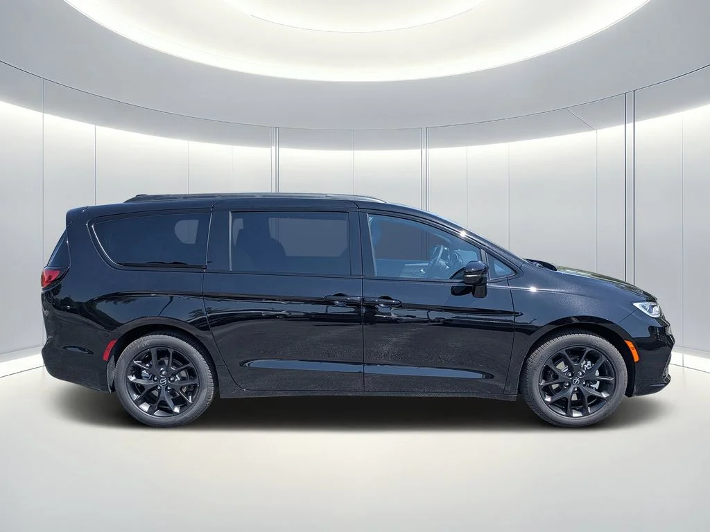 New 2026 Diamond Black Crystal Pearl-Coat Exterior Paint Chrysler Select image 3