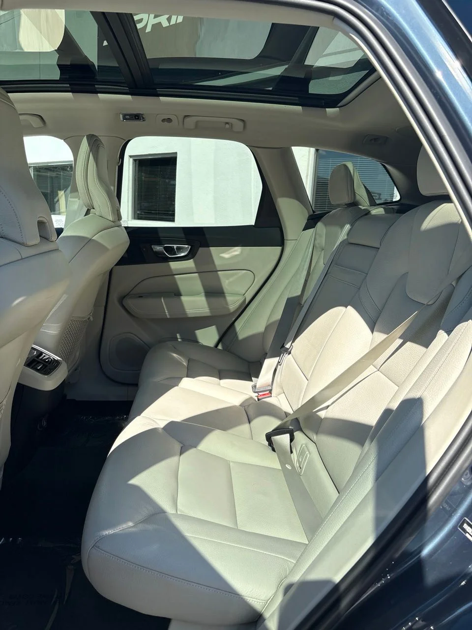 Used 2020 Blue Volvo T5 Inscription Sport Utility image 10