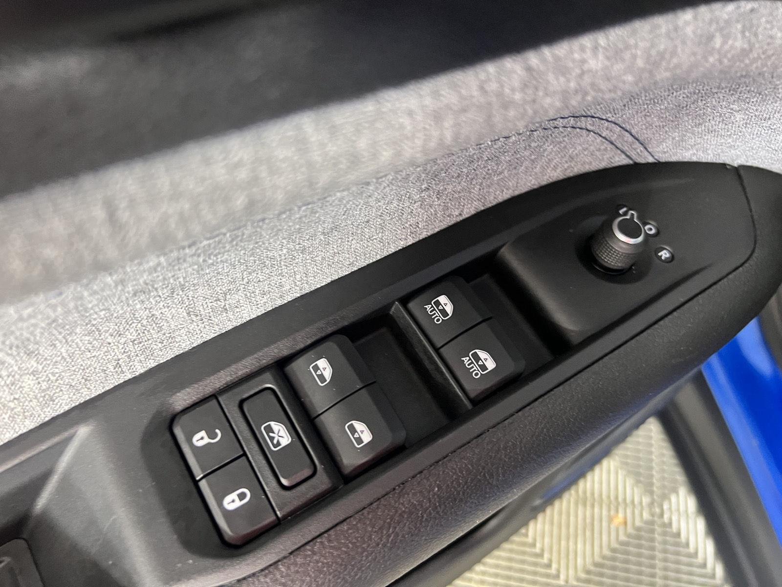 Certified Used 2022 Laser Blue Pearlcoat Jeep Latitude image 10