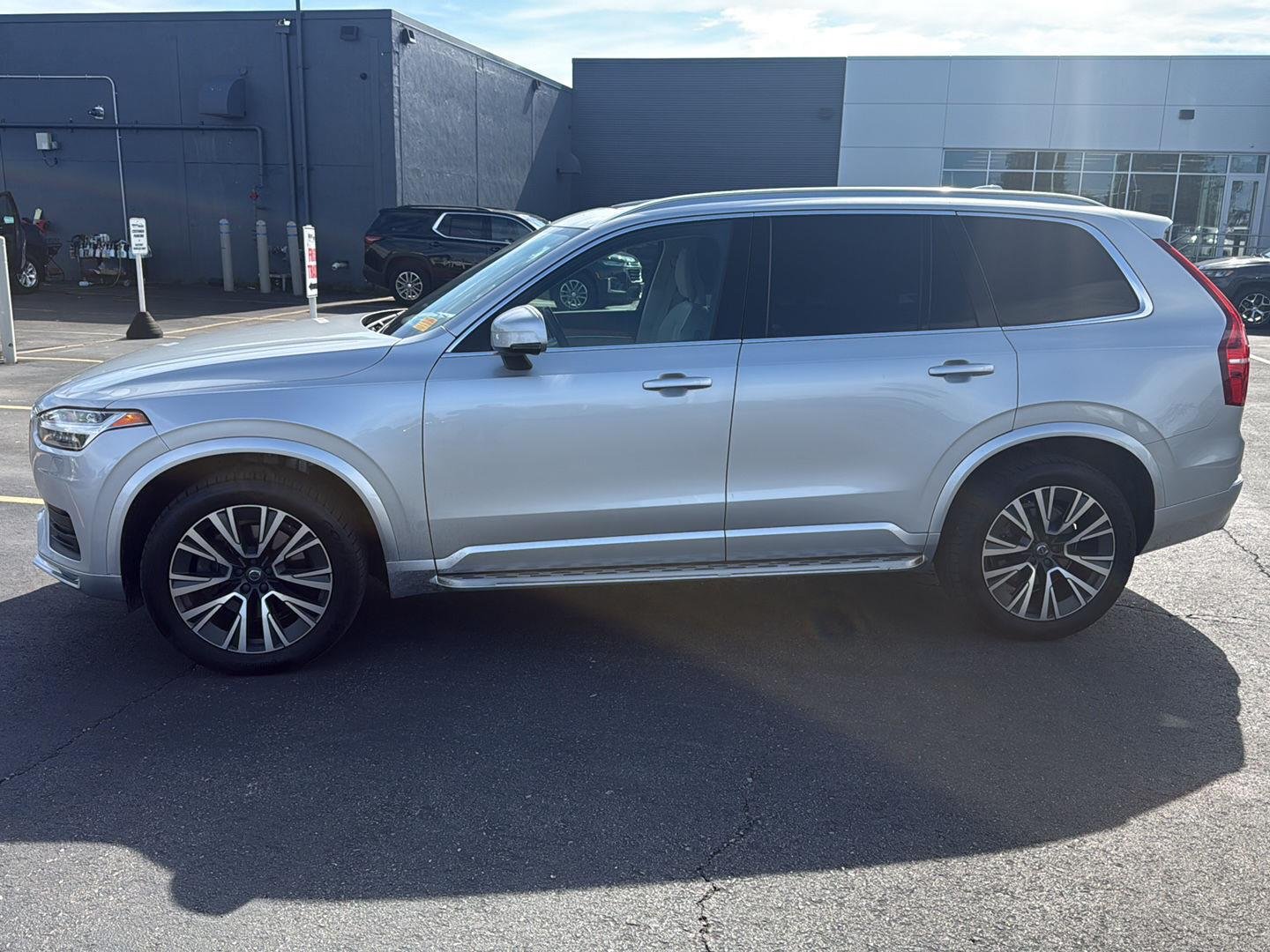 Used 2021 Bright Silver Metallic Volvo Momentum image 3