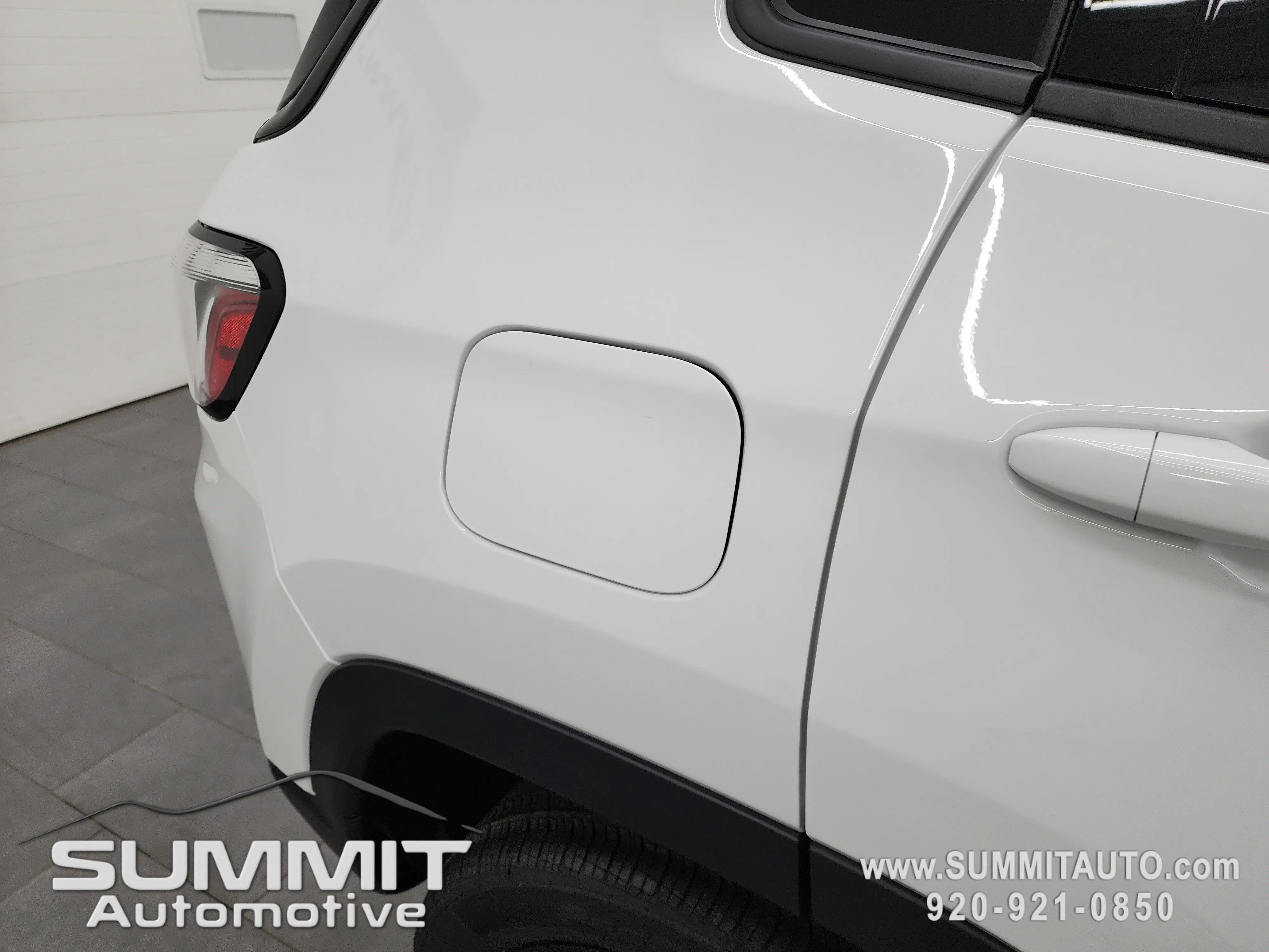 New 2026 Bright White Clearcoat Jeep Latitude image 27