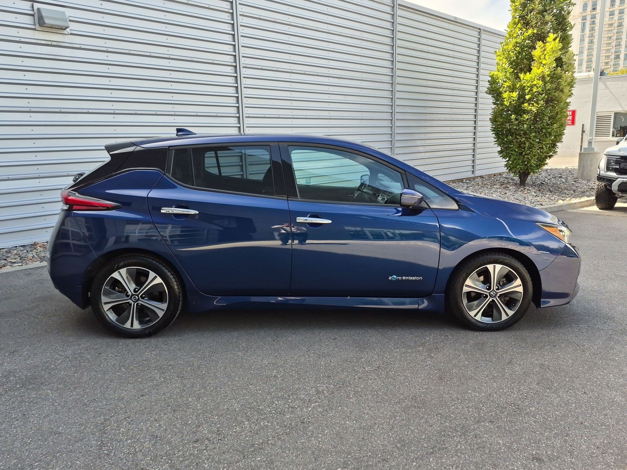 Used 2018 Deep Blue Pearl Nissan SL image 2