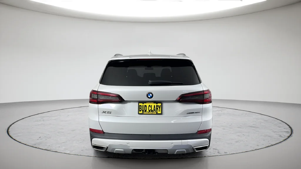 Used 2021 White BMW xDrive40i image 9