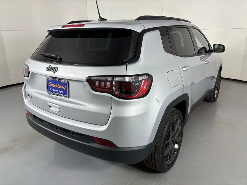 New 2026 Silver Zynith Metallic Clearcoat Jeep Latitude image 8