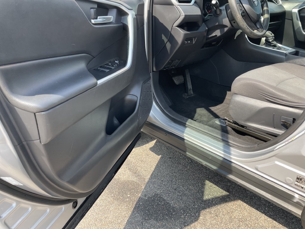 Used 2019 Silver Toyota XLE image 14