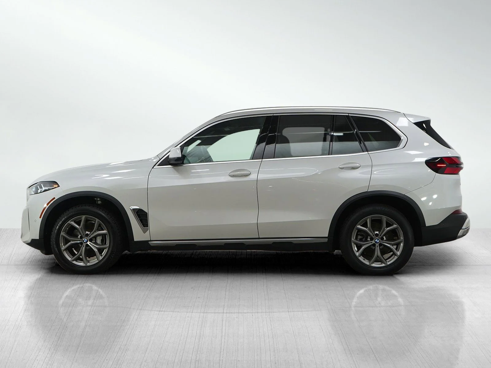 Used 2024 BMW X5 40i with VIN 5UX23EU07R9U20367 for sale in Burnsville, Minnesota