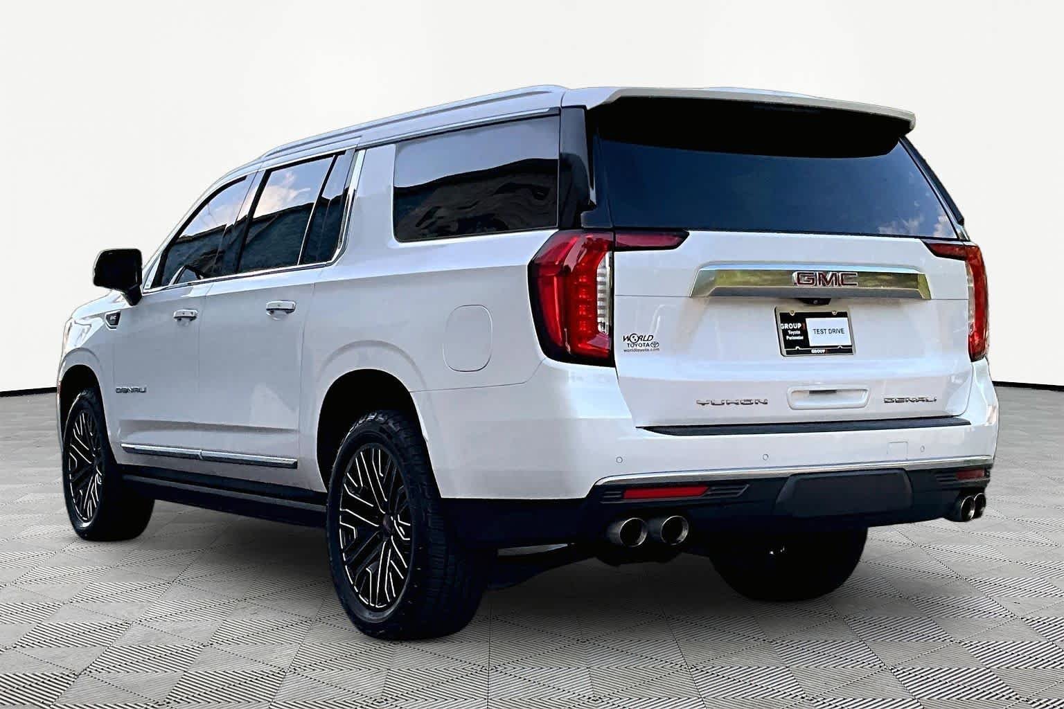 Used 2022 White Frost Tricoat GMC Denali image 12