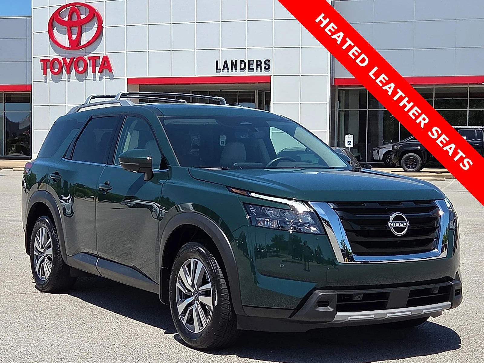 2025 Nissan Pathfinder SL 2WD's photo
