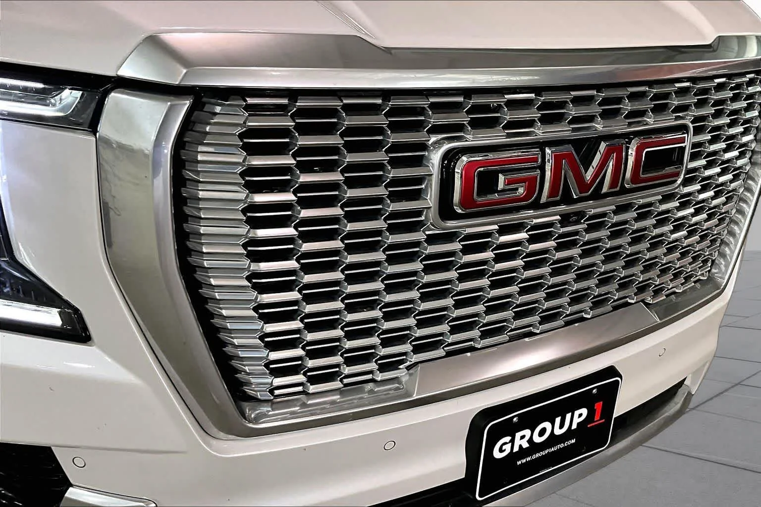Used 2024 White Frost Tricoat GMC Denali image 29