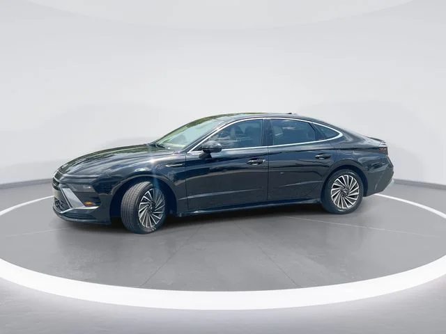 Used 2025 Black Hyundai Limited image 1