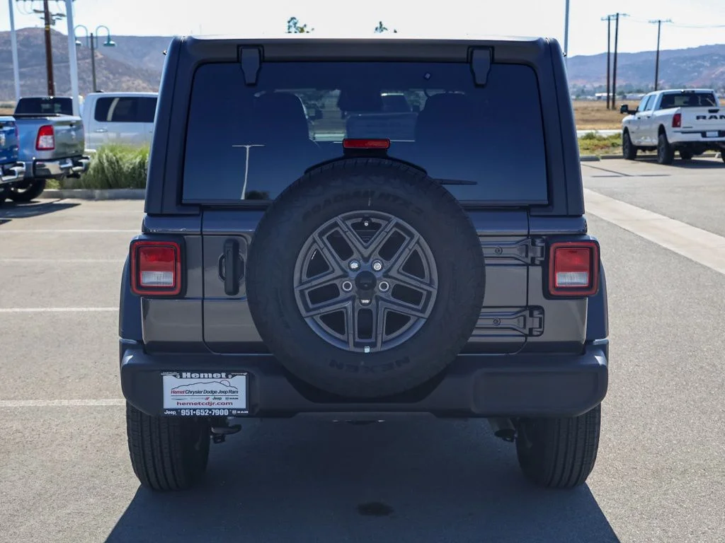 New 2026 Granite Crystal Metallic Clear-Coat Exterior Paint Jeep Sport S image 5