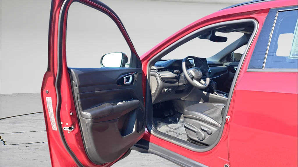 New 2026 Red Hot Pearlcoat Jeep Latitude image 9