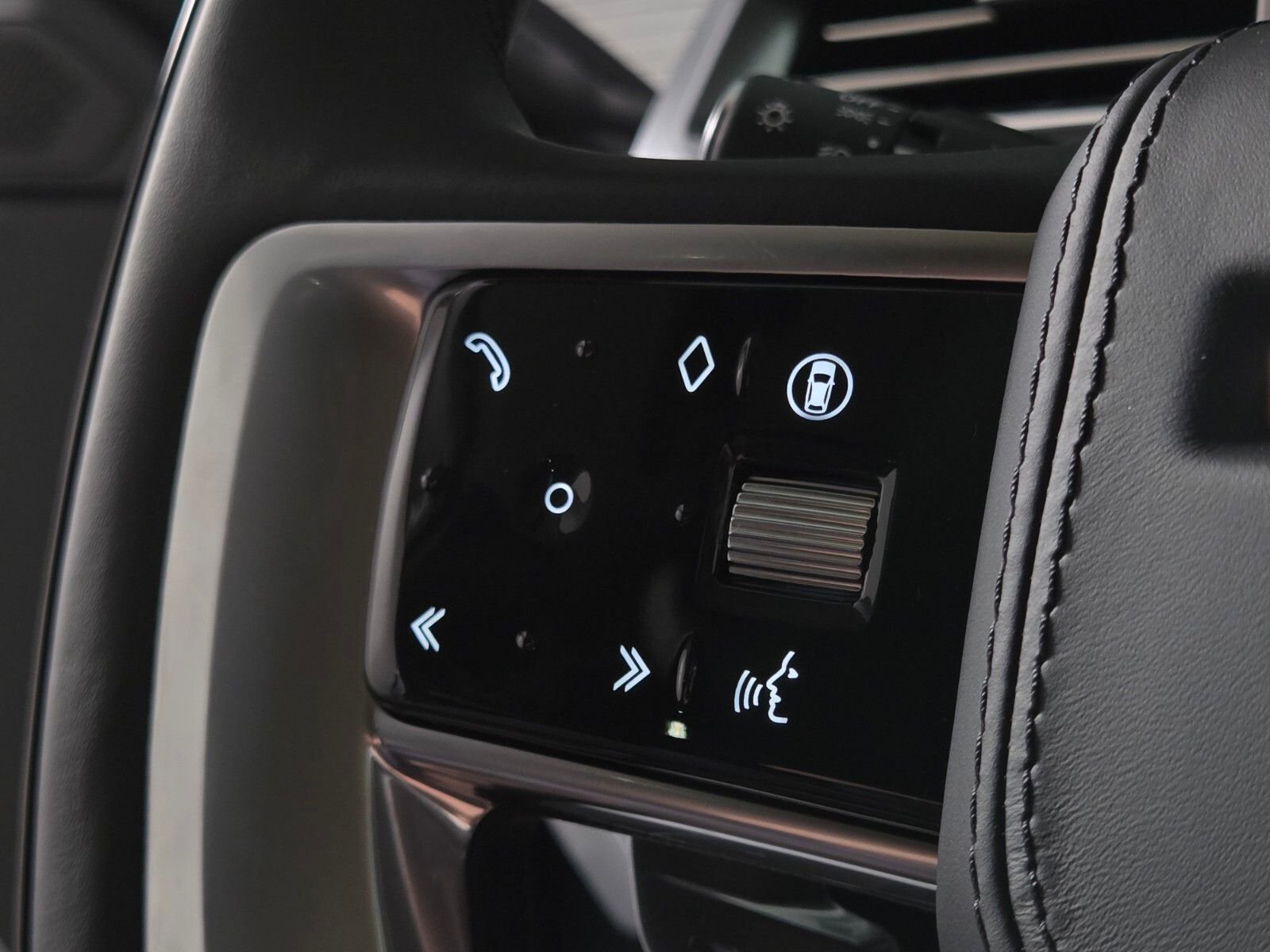 New 2026 Ostuni Pearl White Land Rover Autobiography image 24