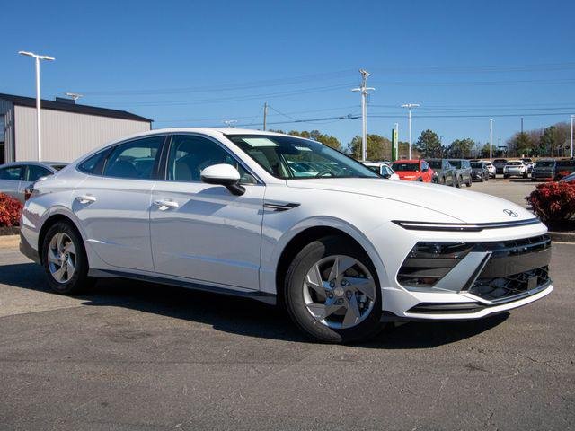 New 2026 White Hyundai SE image 7