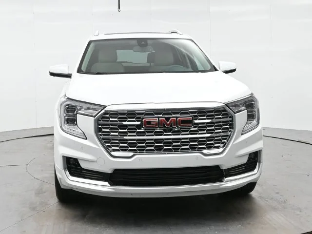 Used 2023 SUMMIT WHITE GMC Denali image 2