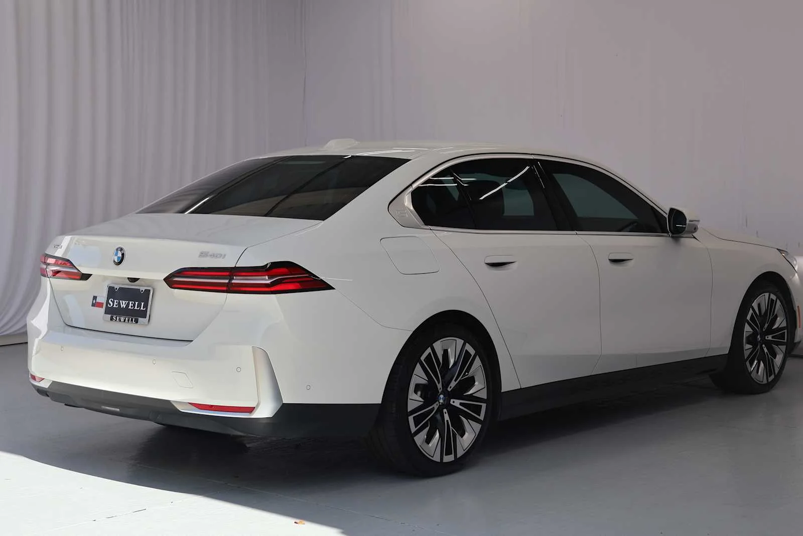 Used 2024 Alpine White BMW 540i xDrive image 10