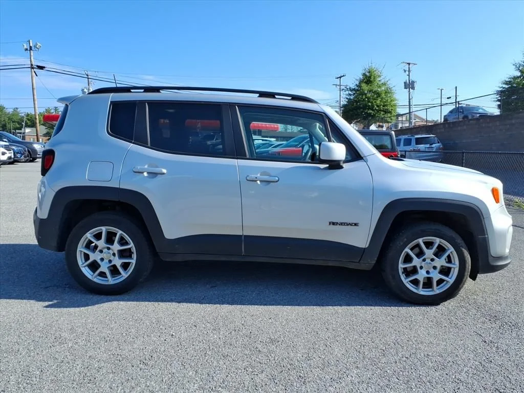 Used 2021 Silver Jeep Latitude image 10