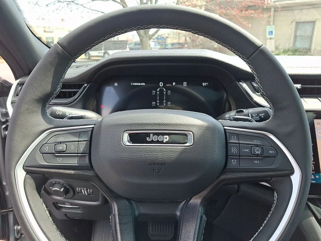 New 2026 Silver Zynith Exterior Paint Jeep Altitude image 13