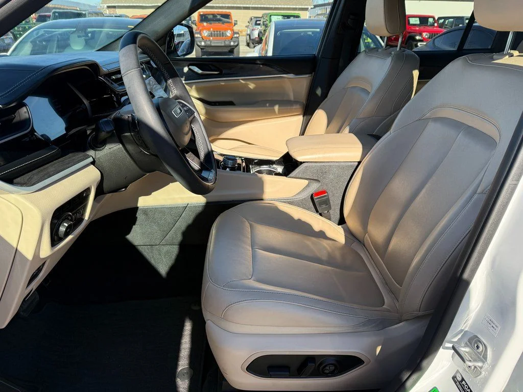 Used 2022 White Jeep 4xe image 19