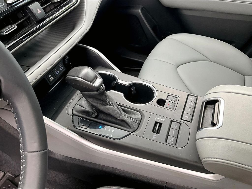 Used 2022 Beige Toyota XLE image 21
