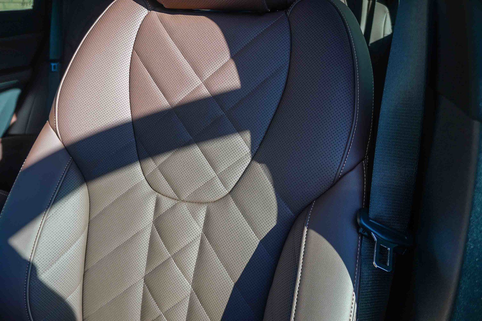 New 2026 Mineral White Metallic BMW xDrive50e image 28