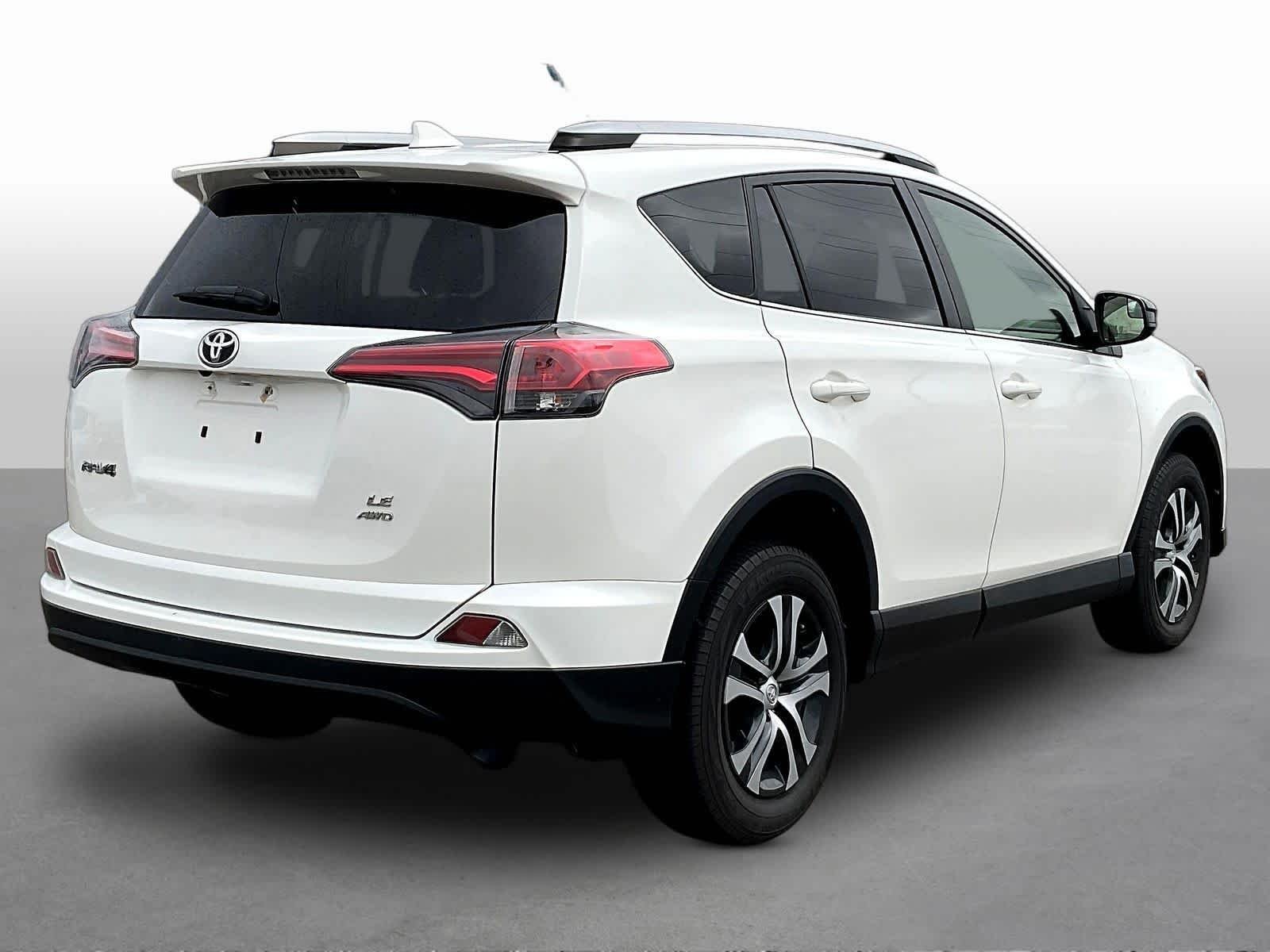 2017 Toyota RAV4 LE - Photo 7