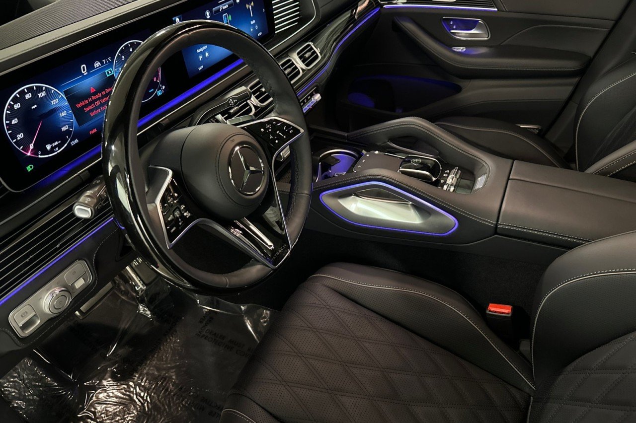 New 2026 MANUFAKTUR Moonlight White Metallic Mercedes-Benz Maybach GLS 600 4MATIC® SUV image 9
