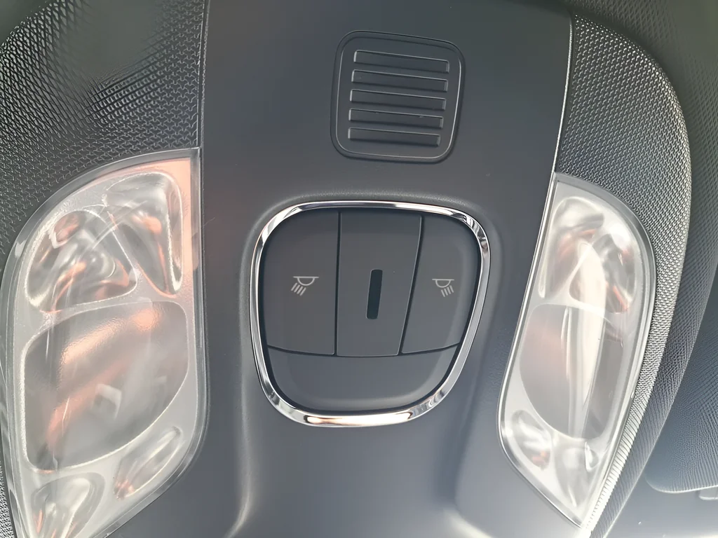 New 2026 Bright White Clear-Coat Exterior Paint Jeep Latitude image 26