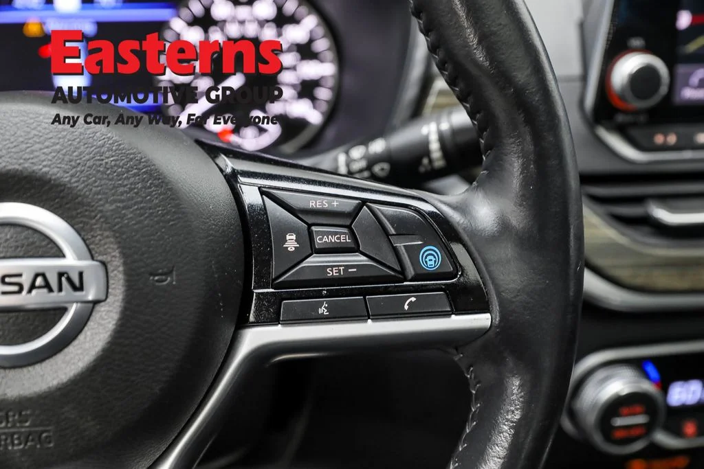 Used 2022 White Nissan 2.5 SL image 16