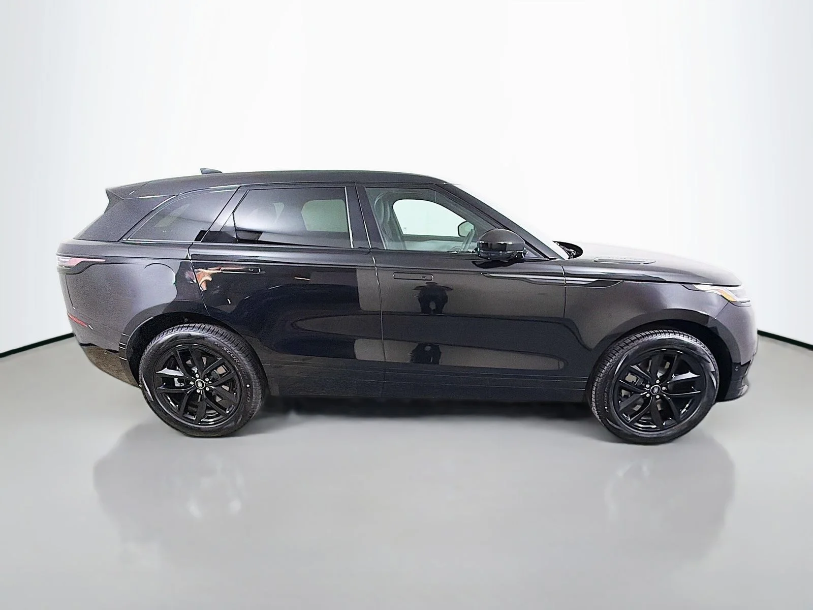 New 2026 Santorini Black Land Rover Dynamic SE image 6
