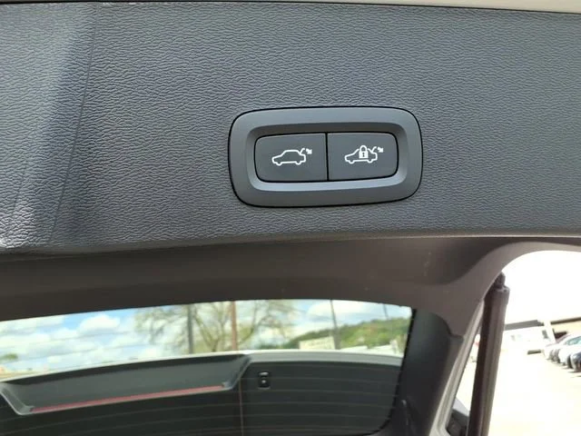 2025 Volvo XC40 Plus - Photo 16