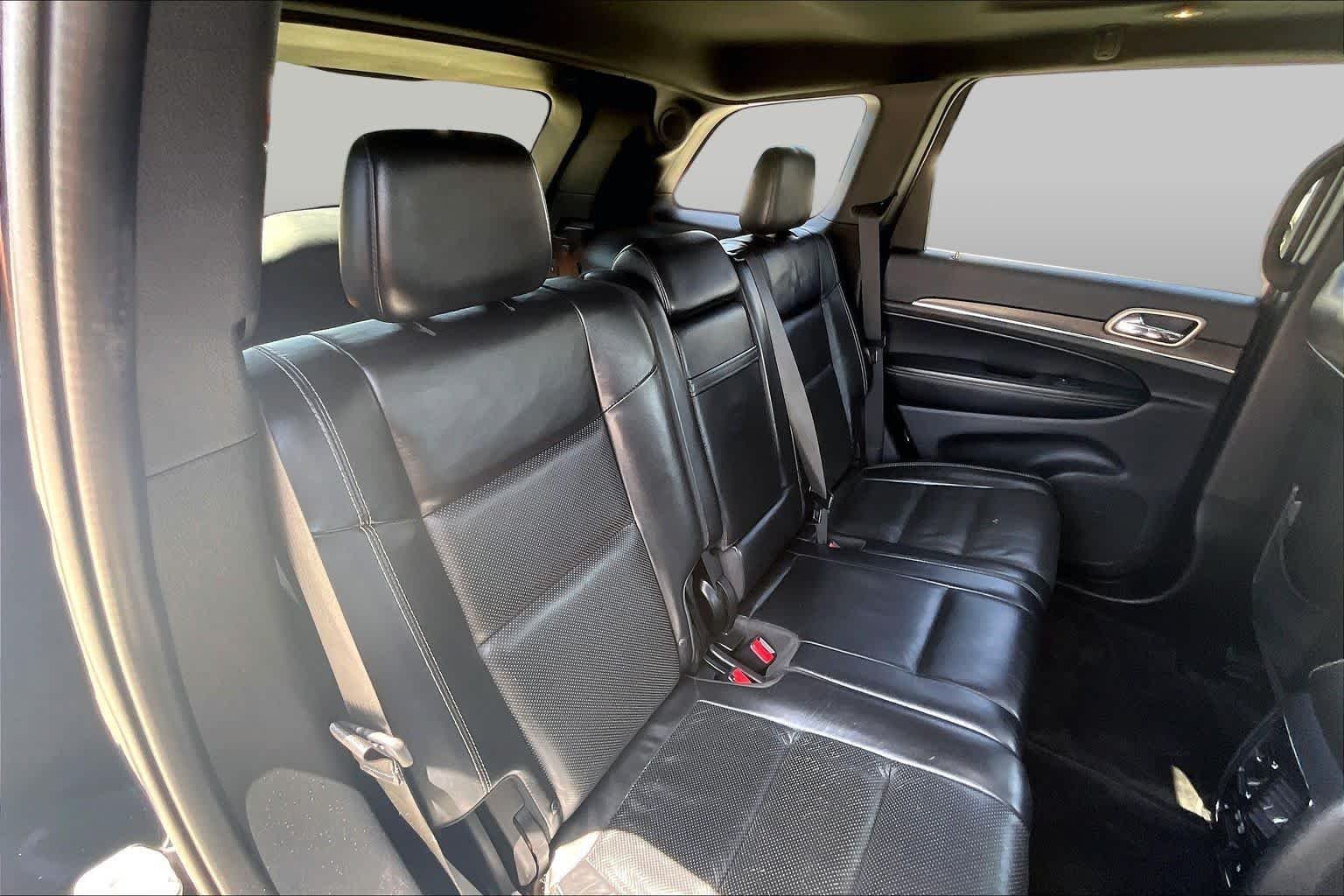 Used 2017 Diamond Black Crystal Pearlcoat Jeep Limited image 19