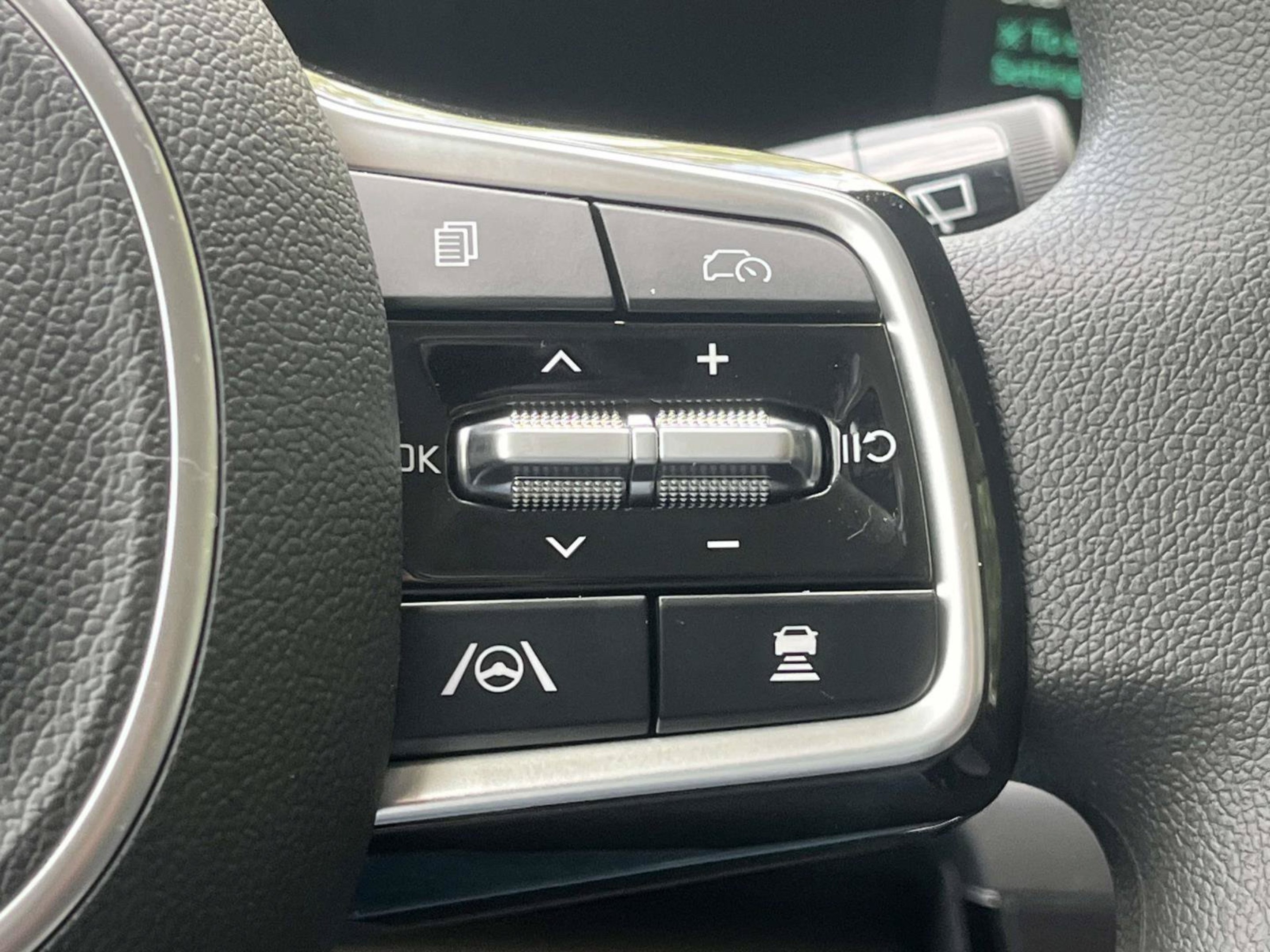 New 2026 Snow White Pearl Kia LXS image 25