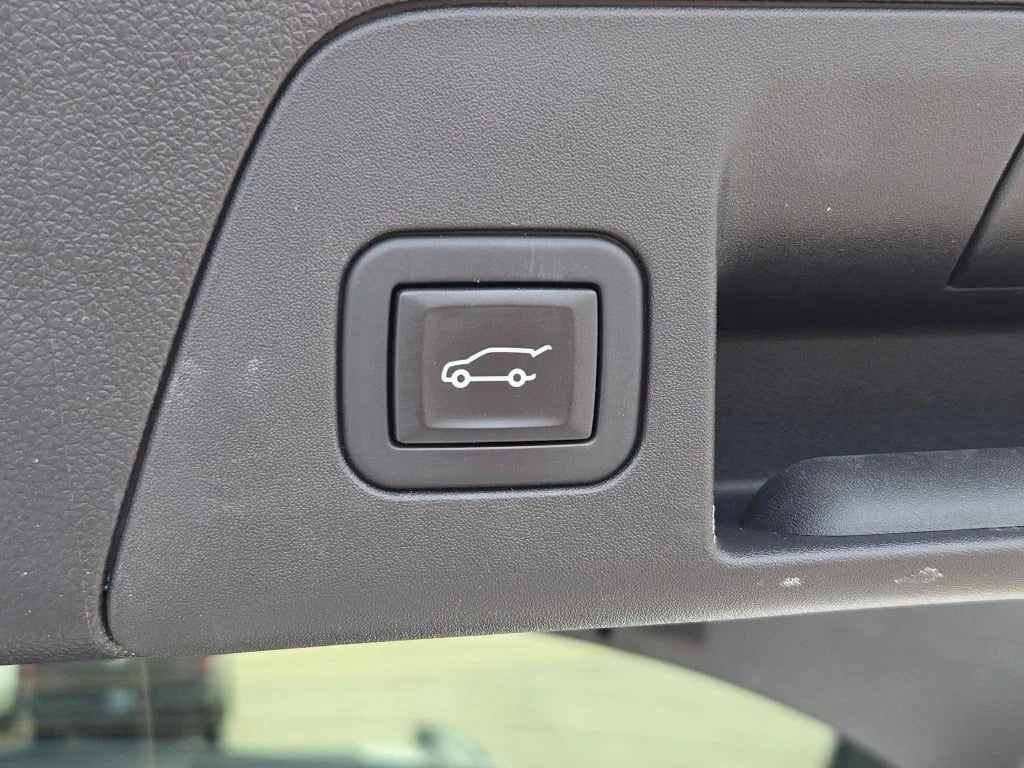 Used 2023 White Buick Essence image 19
