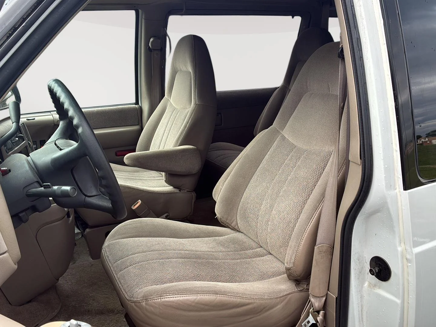 Used 2000 Ivory White GMC SL image 3