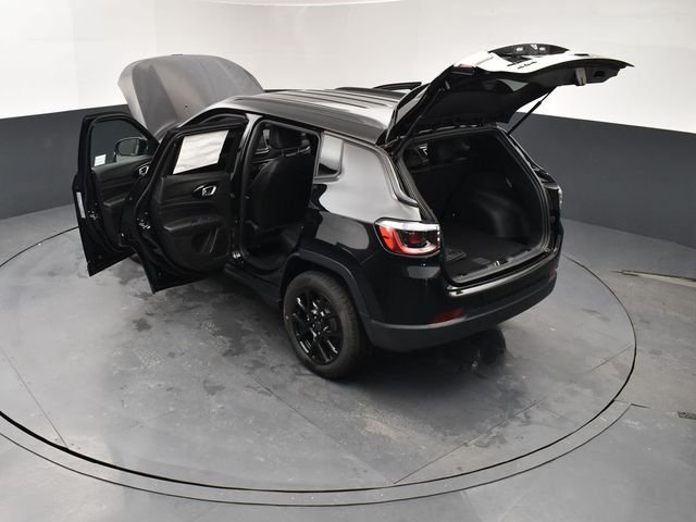 New 2026 Diamond Black Crystal Pearl-Coat Exterior Paint Jeep Latitude image 28