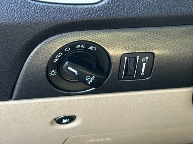 Used 2018 White Dodge Citadel image 25