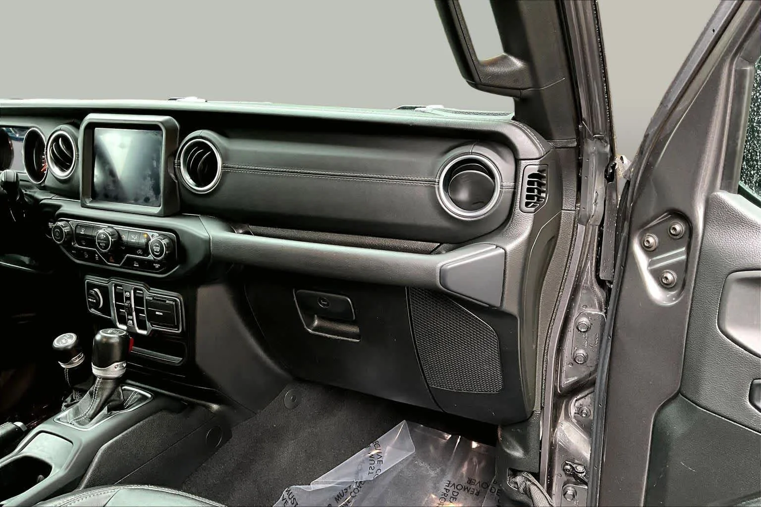 Used 2020 Granite Crystal Metallic Clearcoat Jeep Overland image 17