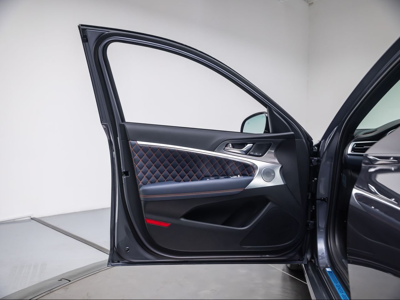 New 2026 Ceres Blue Genesis 3.3T PRESTIGE GRAPHITE image 30