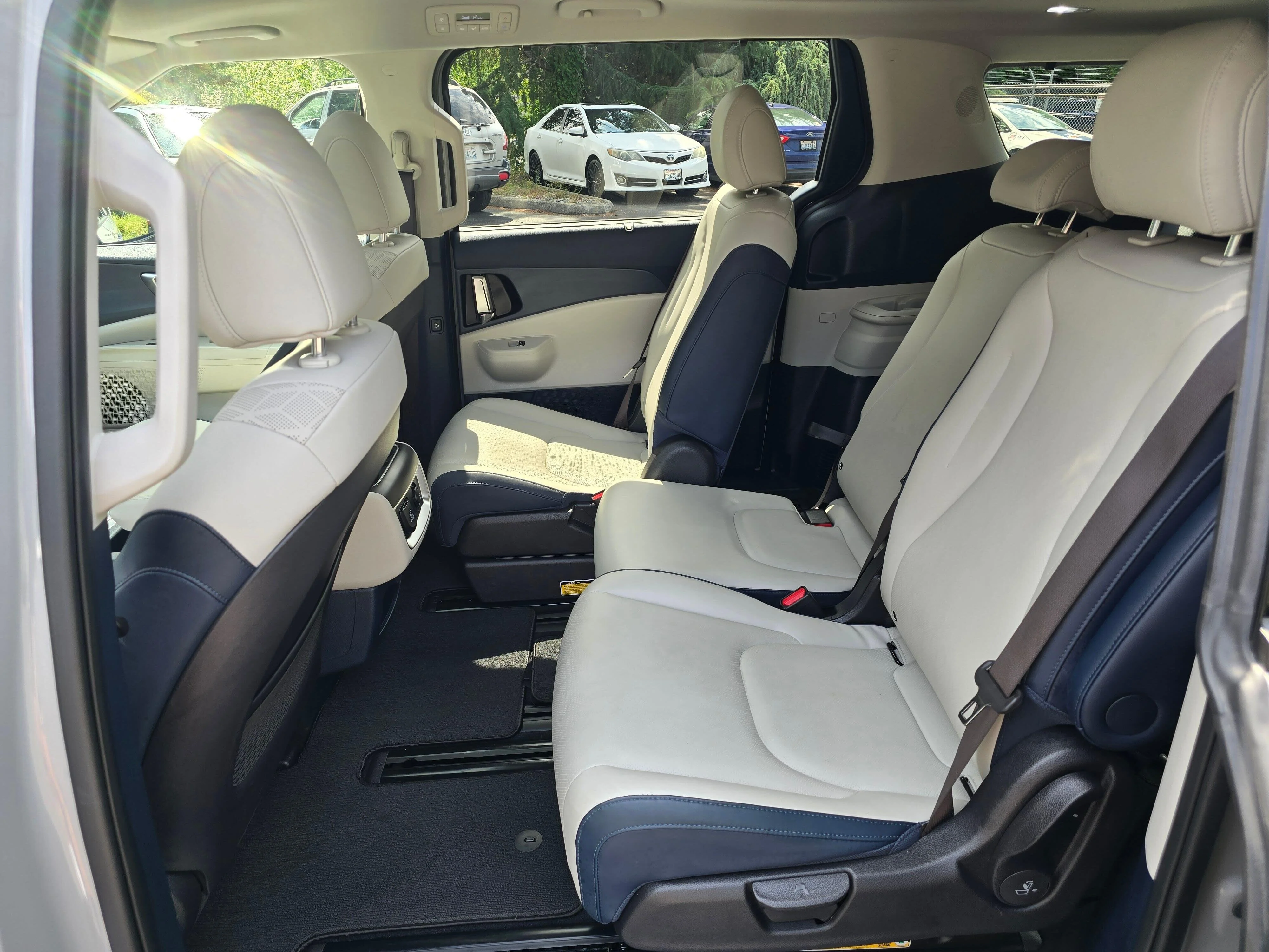 Used 2025 Ceramic White Kia SX image 8