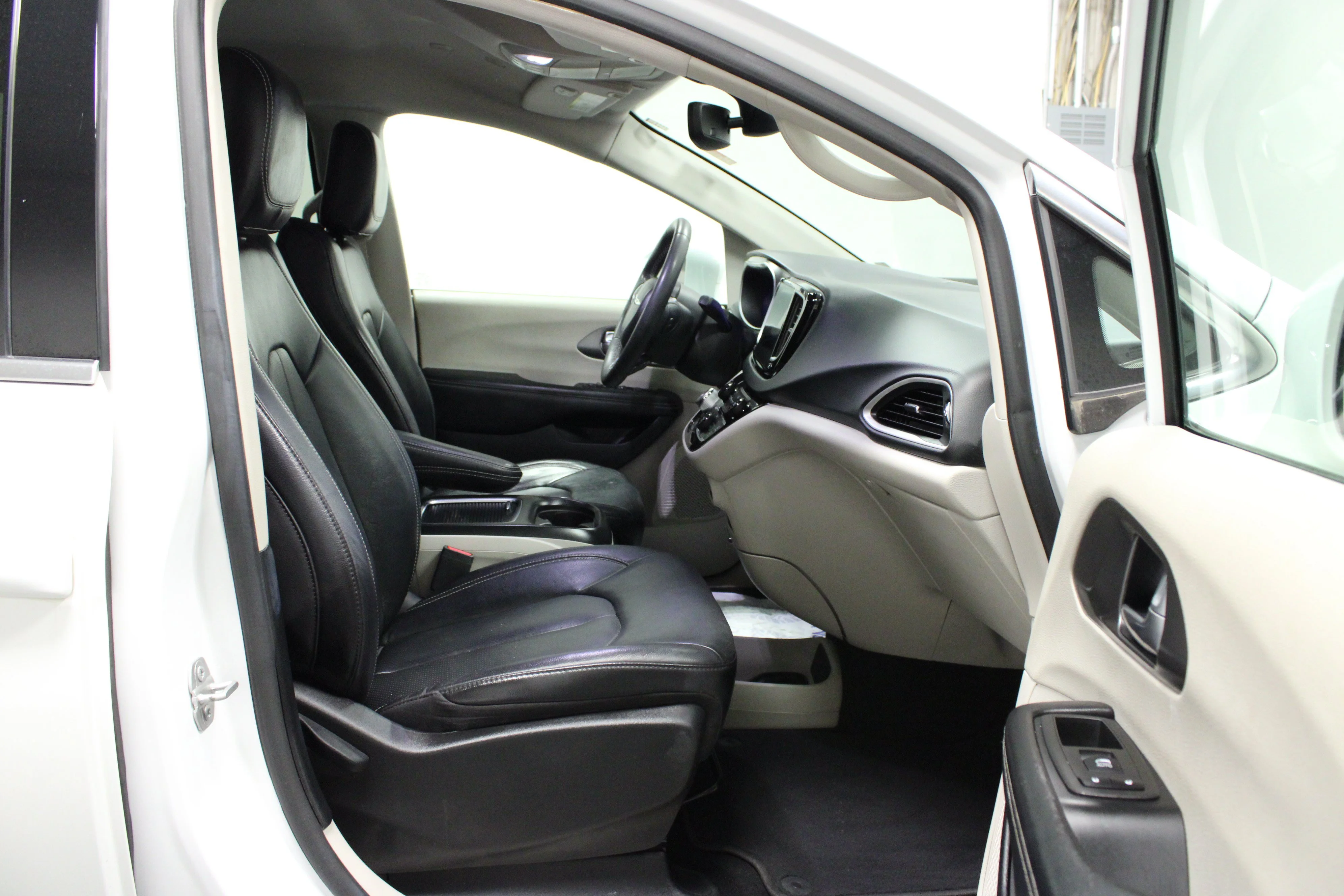 Used 2022 Bright White Clearcoat Chrysler Touring L image 17