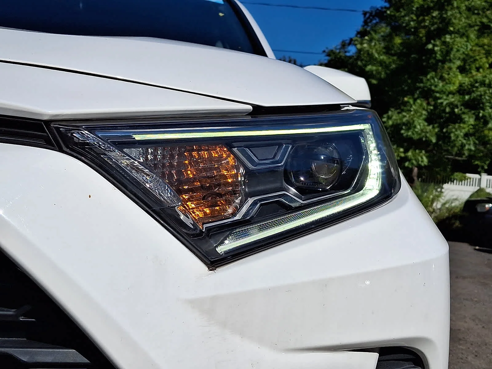 Used 2019 Super White Toyota Hybrid XLE image 4