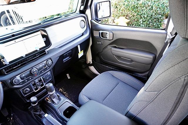 New 2026 Bright White Clear-Coat Exterior Paint Jeep Sport image 27