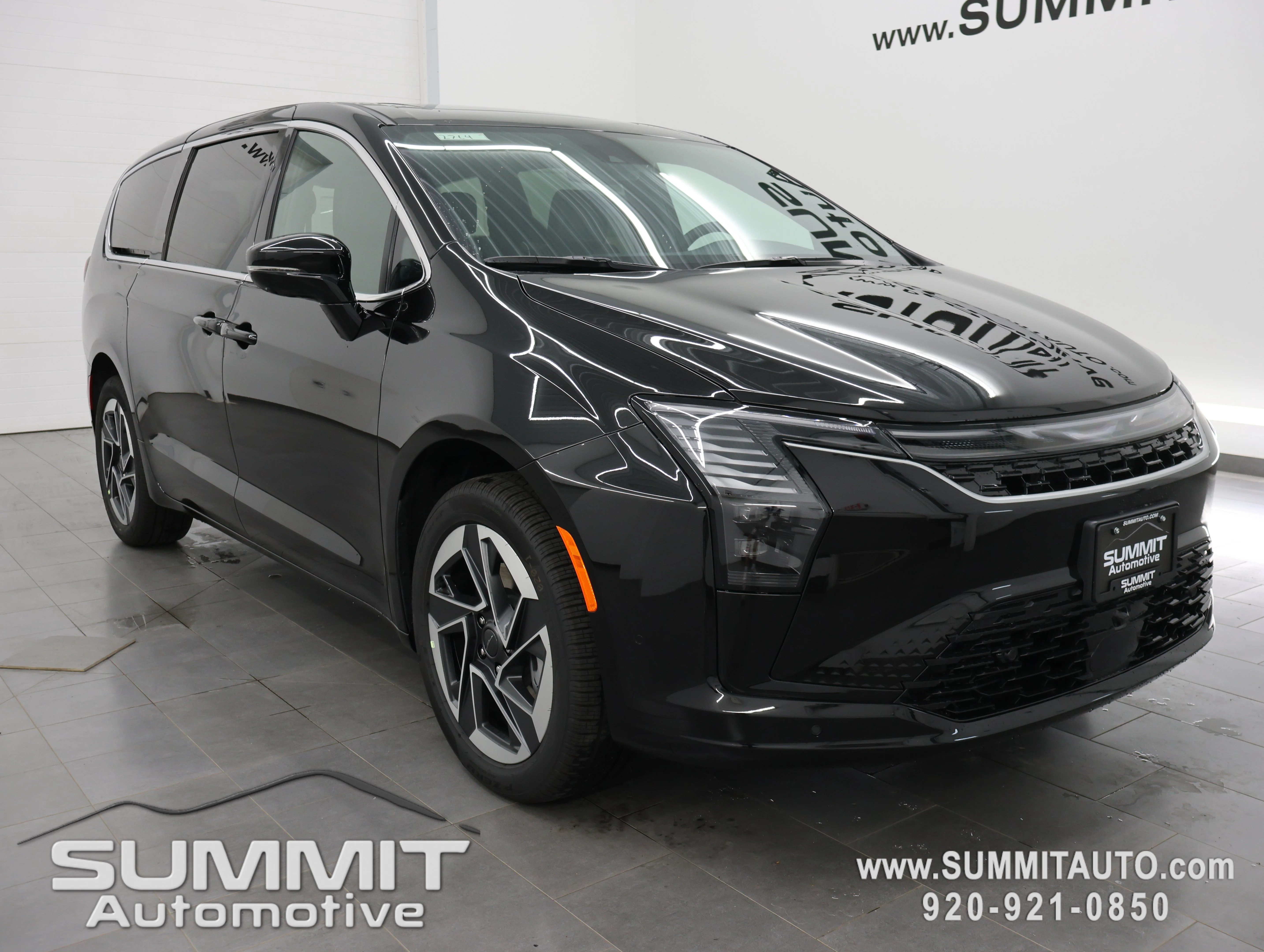 New 2027 Diamond Black Crystal Pearl-Coat Exterior Paint Chrysler Limited image 2