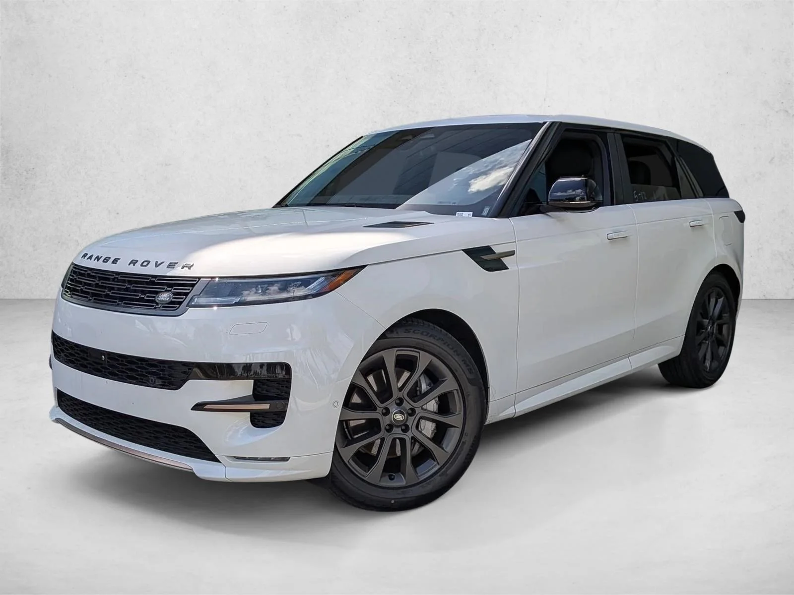 Used 2025 Fuji White Land Rover Dynamic SE image 1