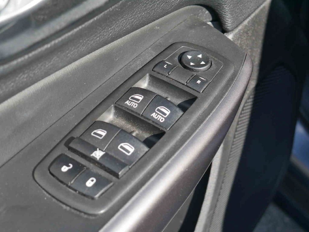 Used 2021 Silver Jeep Latitude image 21