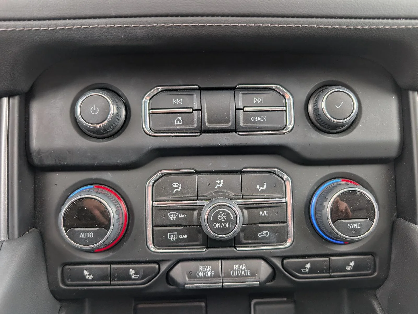 Used 2024 Summit White Chevrolet Z71 image 19